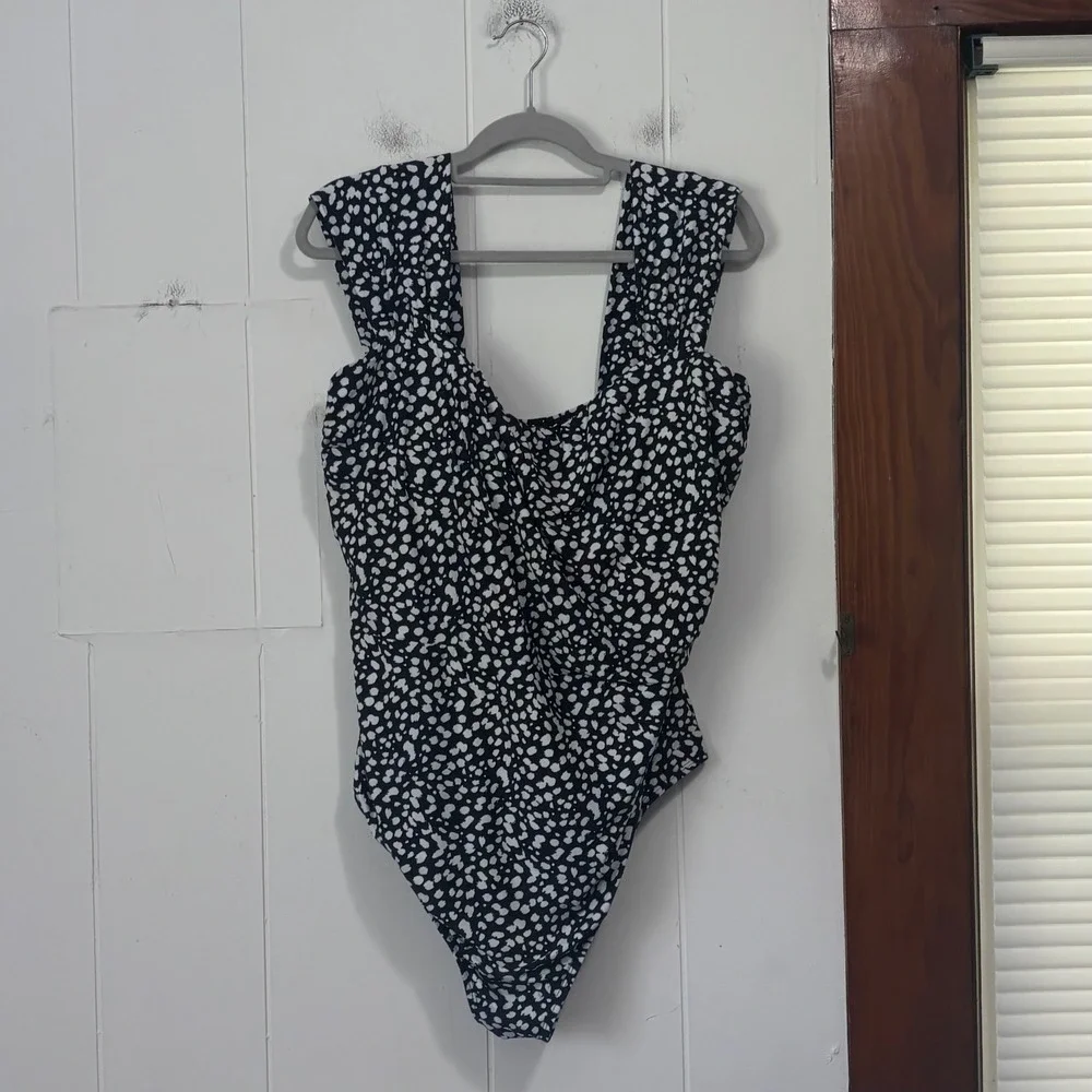 Jantzen Womens 22W Black White Abstract Dot Ruched One Piece Swimsuit